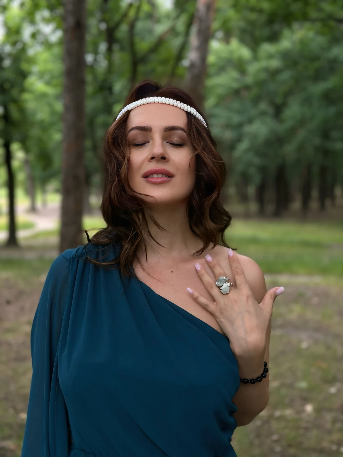 Євгенія Крилова із заплющеними очима